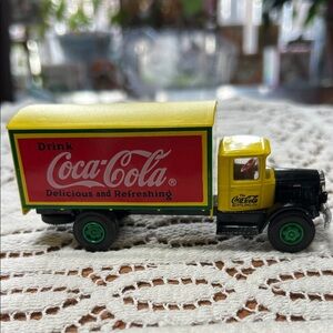 Vintage 1991 Diecast Coca Cola Delivery Truck 1:64 Scale Mack Model BM C01011